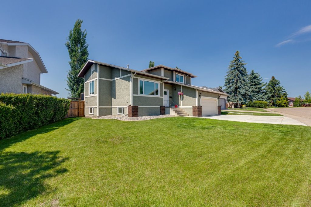 Well-maintained detached home in a Red Deer residential neighbourhood.