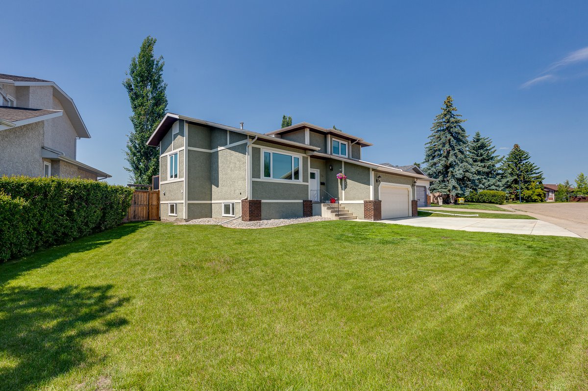 Well-maintained detached home in a Red Deer residential neighbourhood.